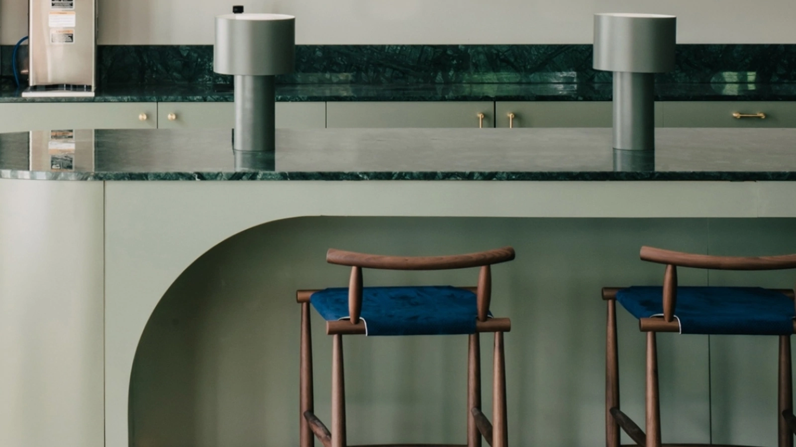 Sgabello Pelleossa in legno di rovere e seduta in paglia di fiume di Miniforms