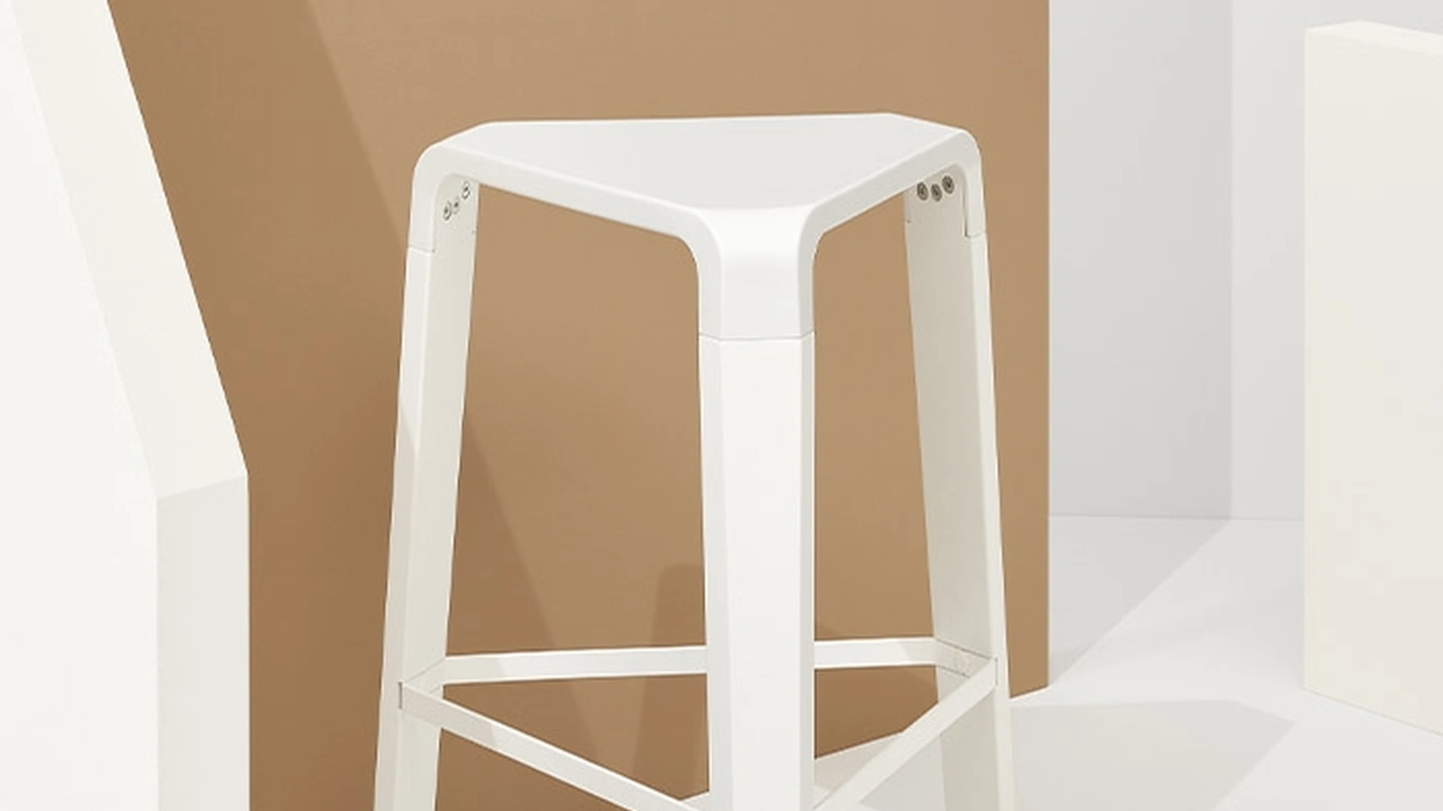 Sgabello Picapau Stool in polipropilene Bianco con telaio in legno di Faggio massello laccato Bianco di Infiniti