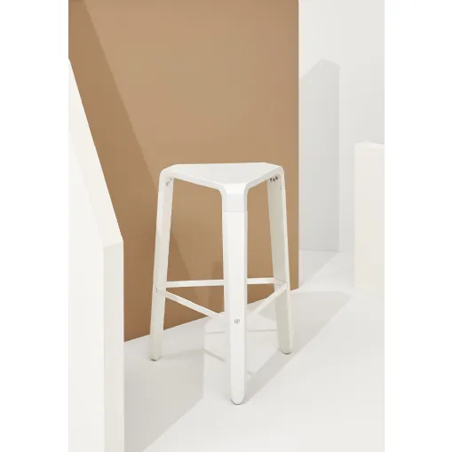 Sgabello Picapau Stool in polipropilene Bianco con telaio in legno di Faggio massello laccato Bianco di Infiniti