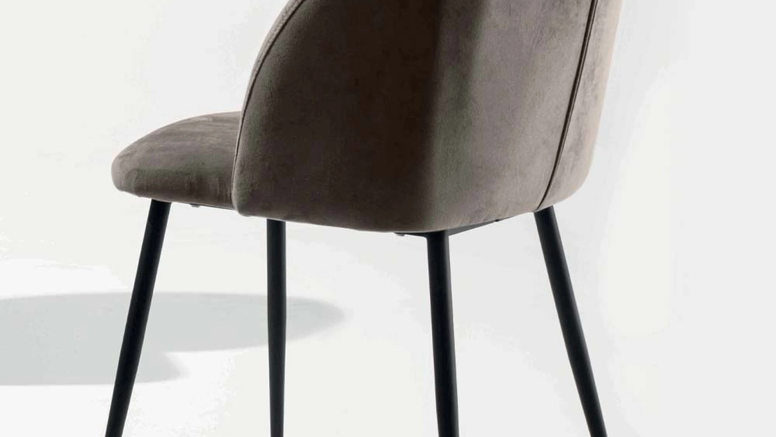 Sedia rivestita in velluto con base in metallo verniciato nero Pigalle Uno Casa di La Seggiola