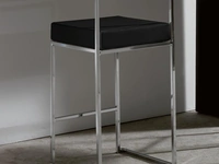 Sgabello Prisma 65 in metallo cromato con seduta in ecopelle imbottita di La Seggiola