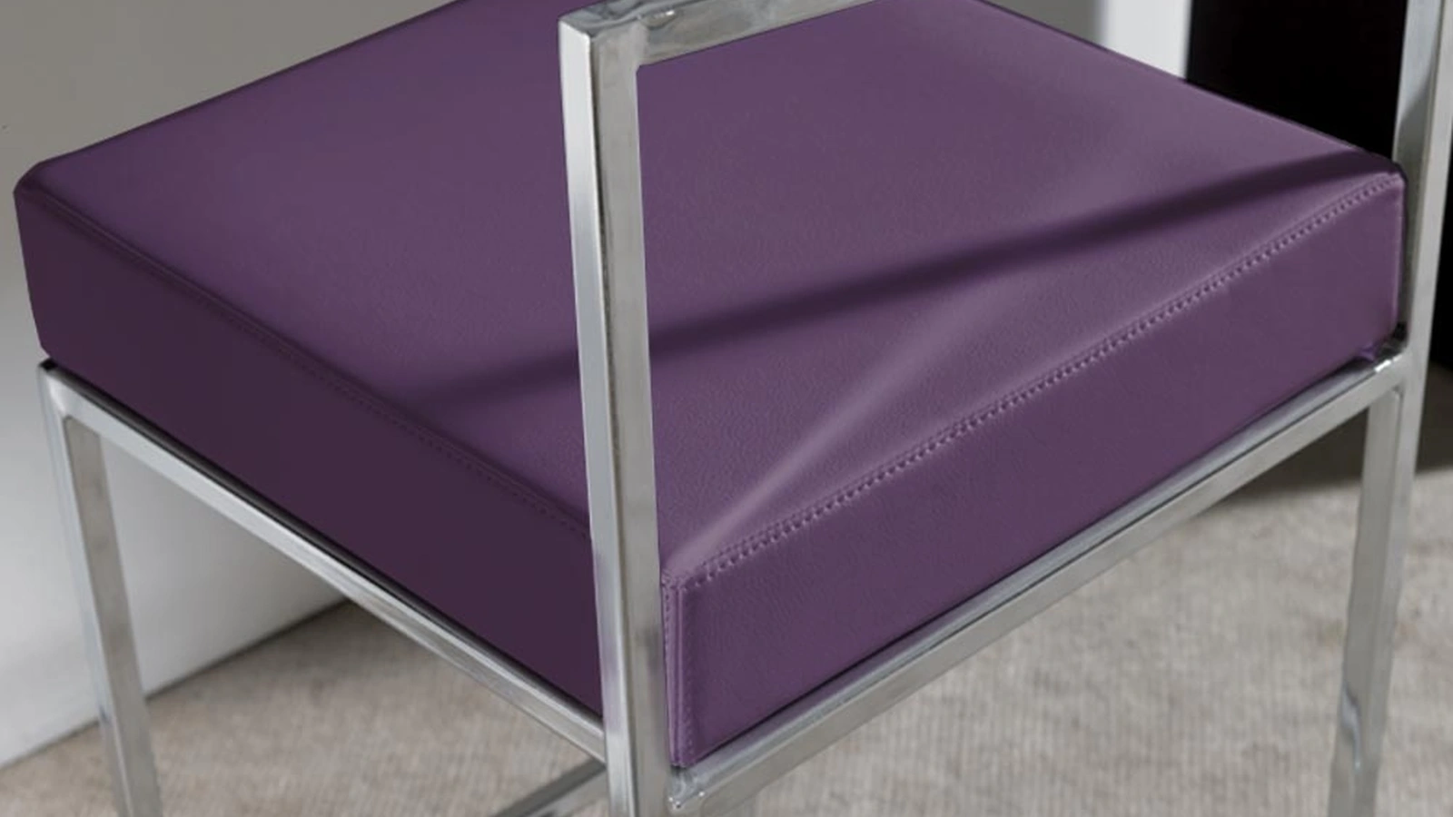 Sgabello Prisma 65 in metallo cromato con seduta in ecopelle viola di La Seggiola