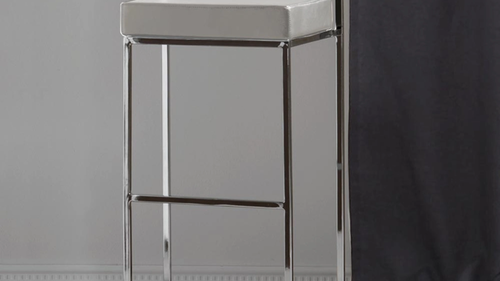 Sgabello Prisma 80  in metallo cromato con seduta in ecopelle bianca di La Seggiola