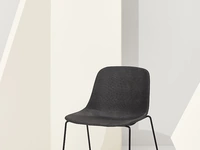 Sedia Pure Loop Maxi Sled con scocca in tessuto imbottito e base a slitta in acciaio di Infiniti