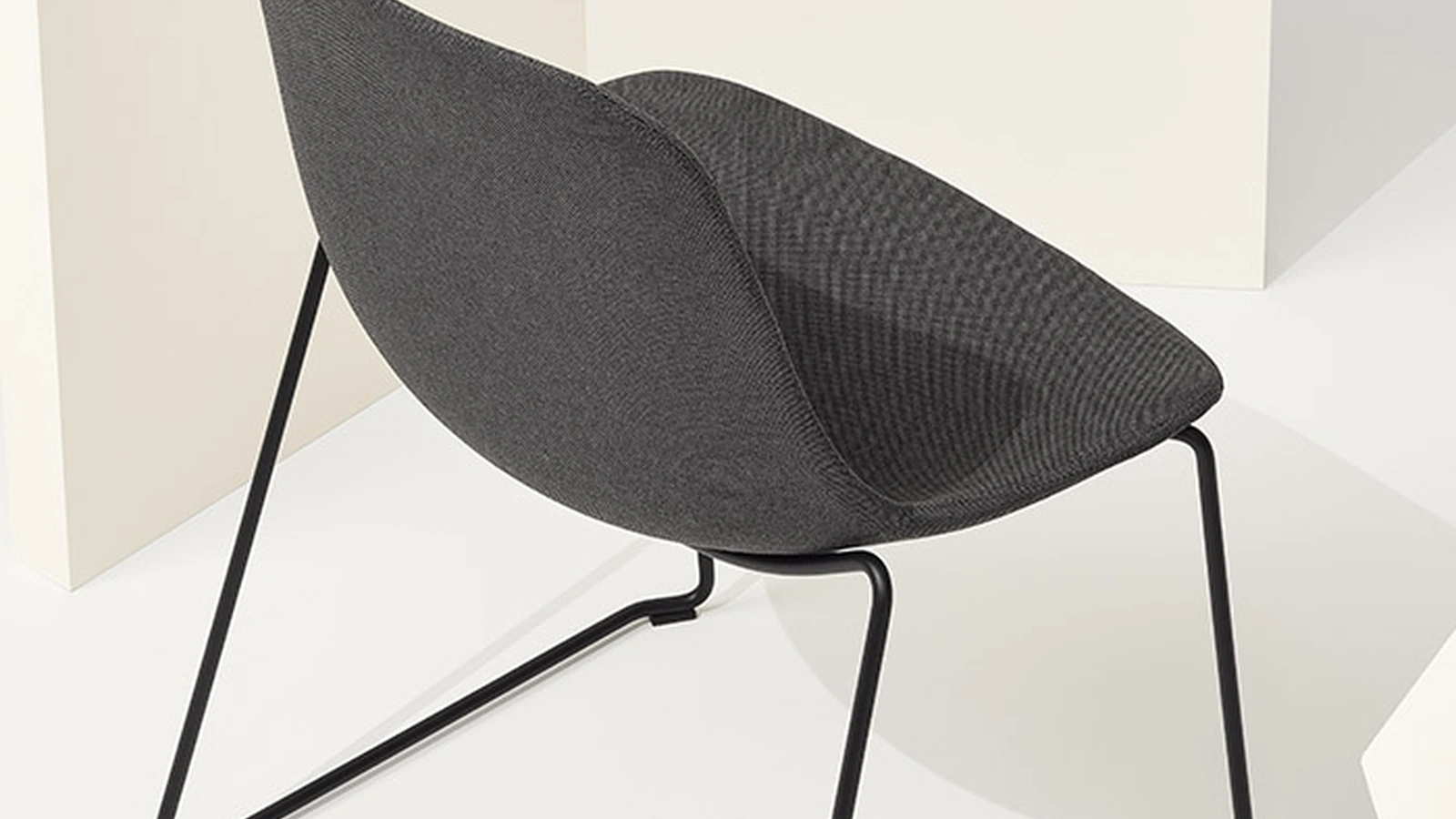 Sedia Pure Loop Maxi Sled di Infiniti