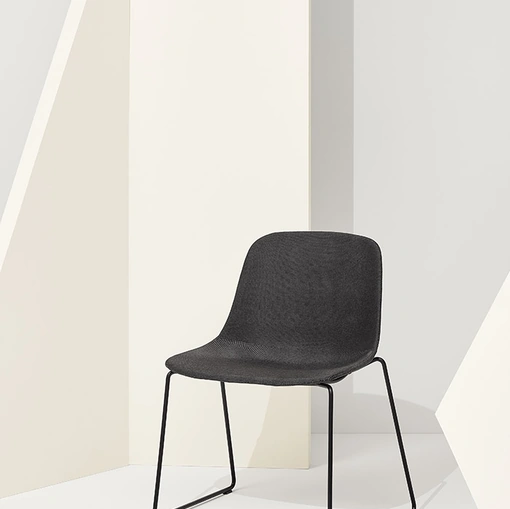 Sedia Pure Loop Maxi Sled con scocca in tessuto imbottito e base a slitta in acciaio di Infiniti