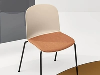 Sedia Relief 4 Legs in polipropilene con seduta in tessuto imbottito e gambe in acciaio di Infiniti