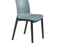 Sedia Relief Wooden Legs con scocca in polipropilene e gambe in Frassino massello tinto Nero di Infiniti