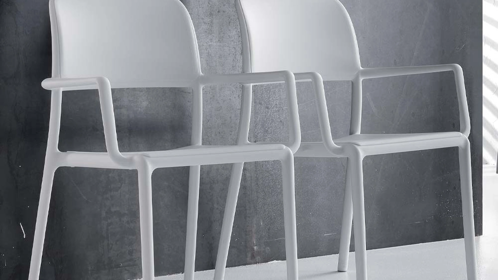 Sedia River Braccioli in resina rinforzata con fiberglass di La Seggiola