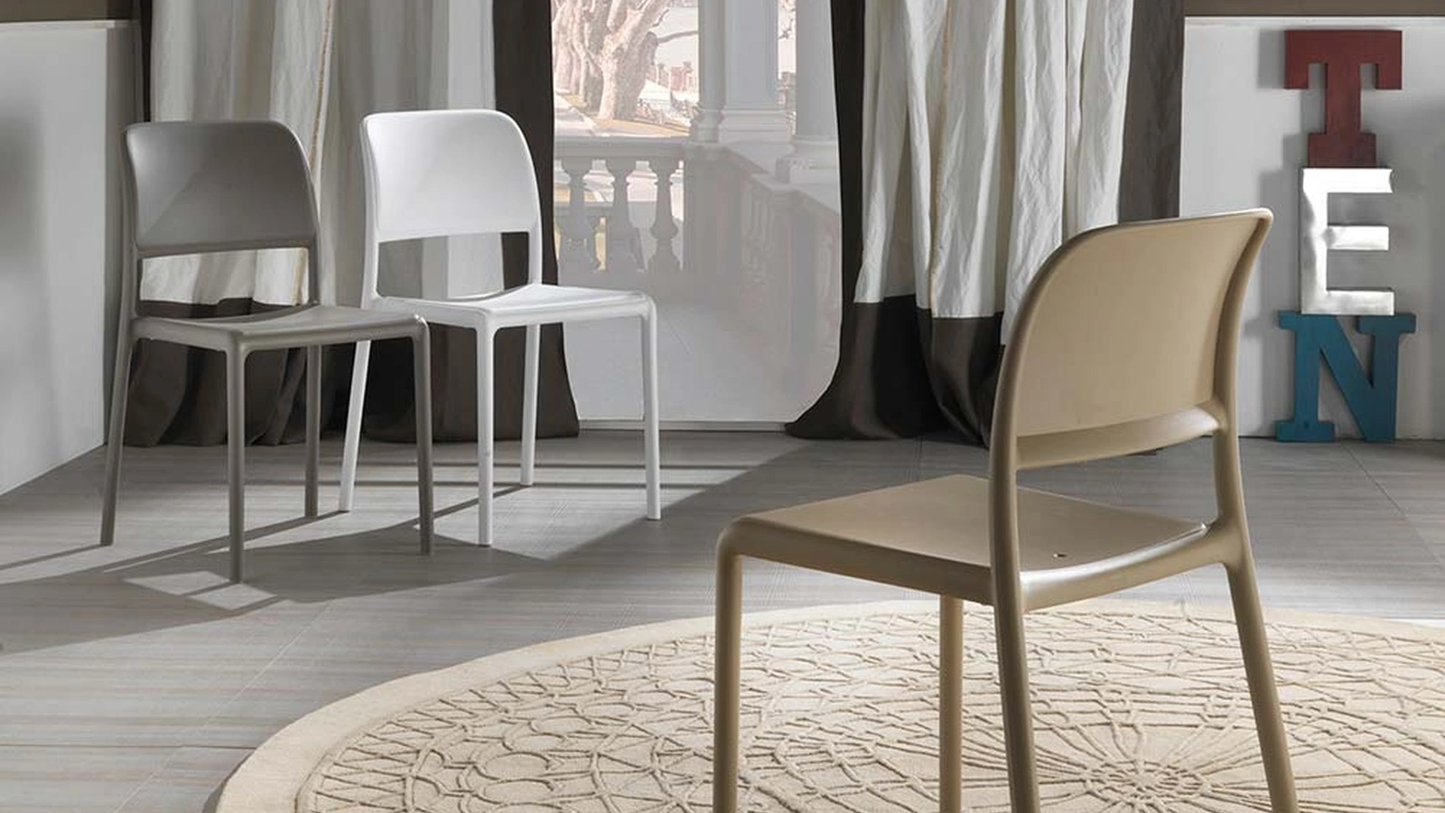 Sedia impilabile River di La Seggiola