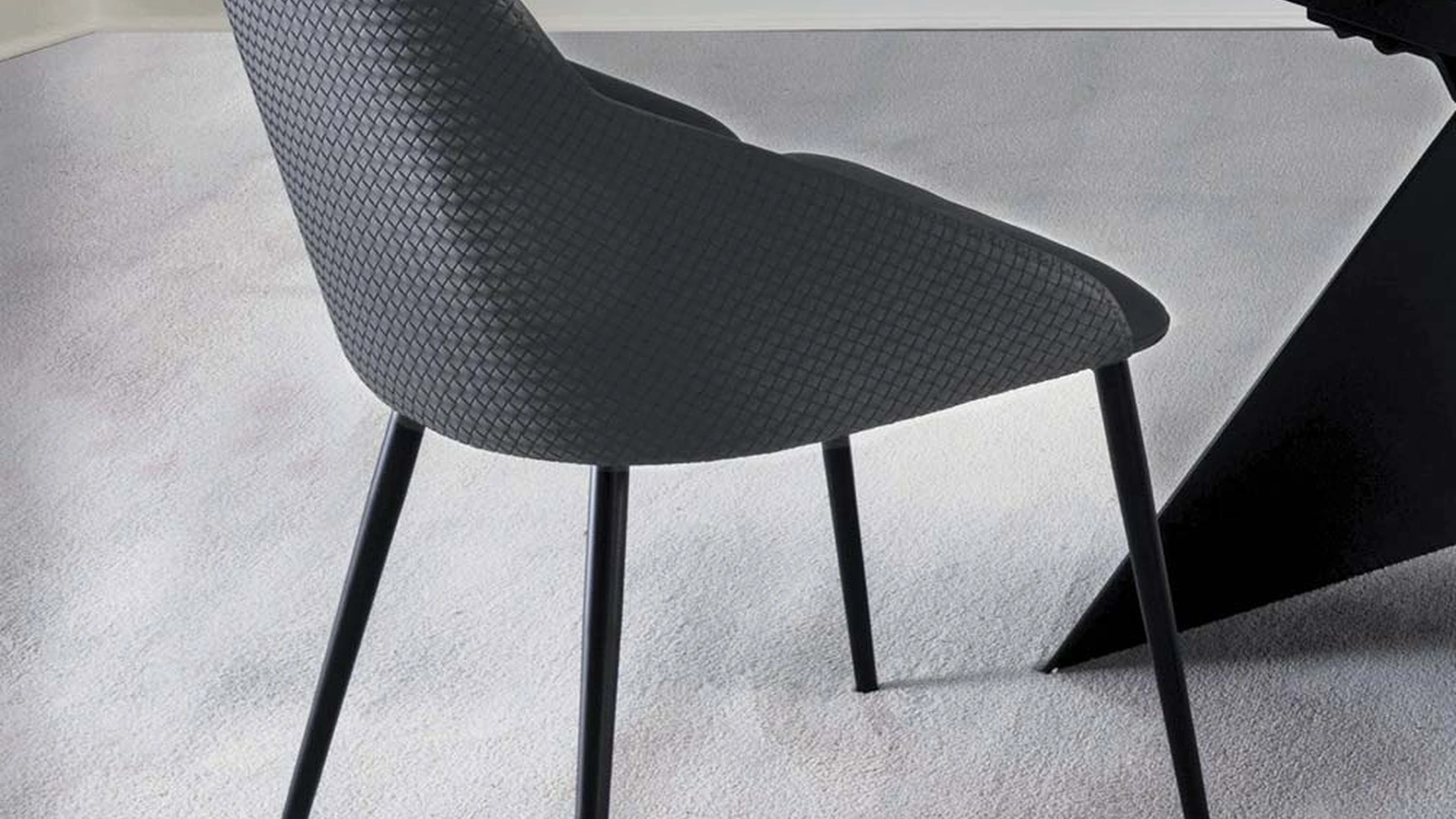 Sedia in ecopelle grigio titanio con retro schienale stampato a rilievo intrecciato Roma di La Seggiola