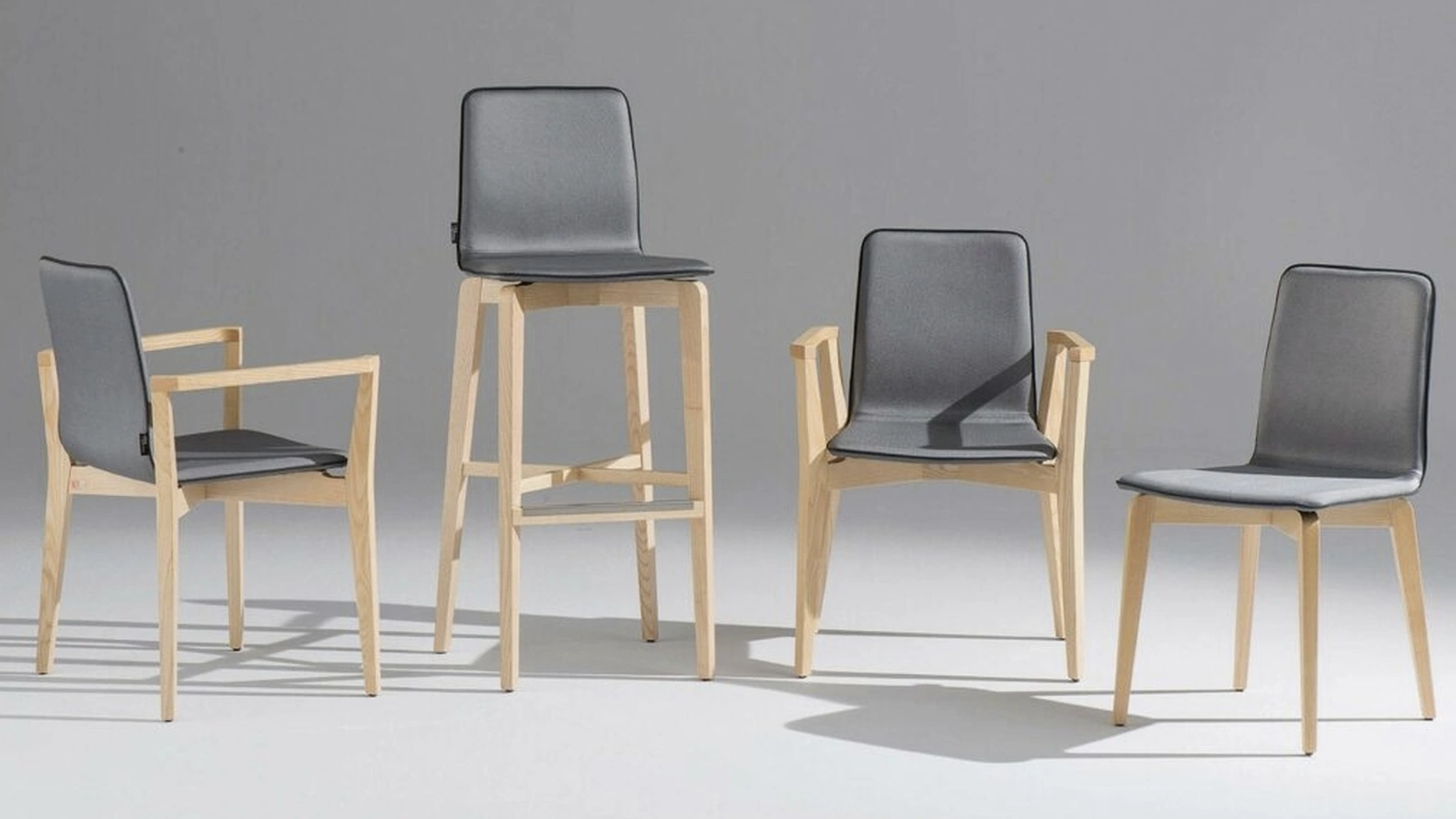 Sedia Rose in tessuto con struttura in legno con e senza braccioli di Sedie Brianza