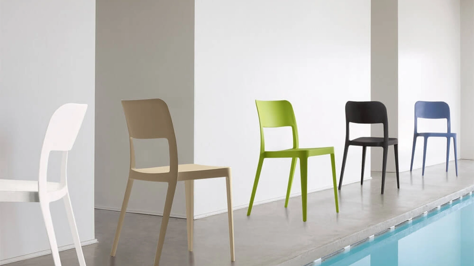 Sedia impilabile in polipropilene Leslie di Ponti Terenghi