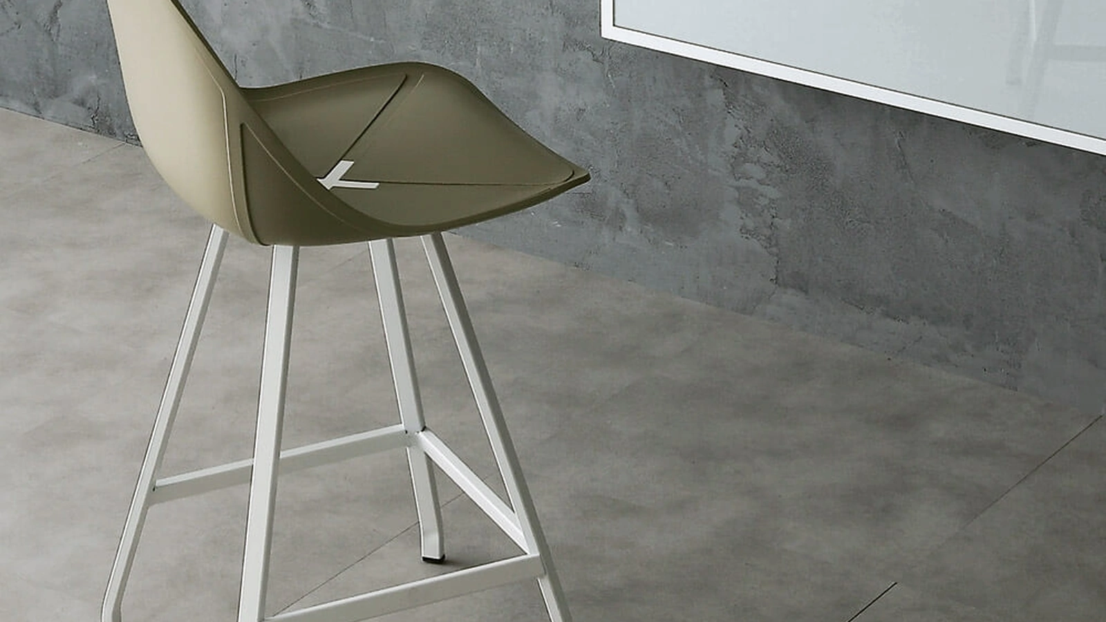 Sgabello in polipropilene e metallo Sam di Ponti Terenghi