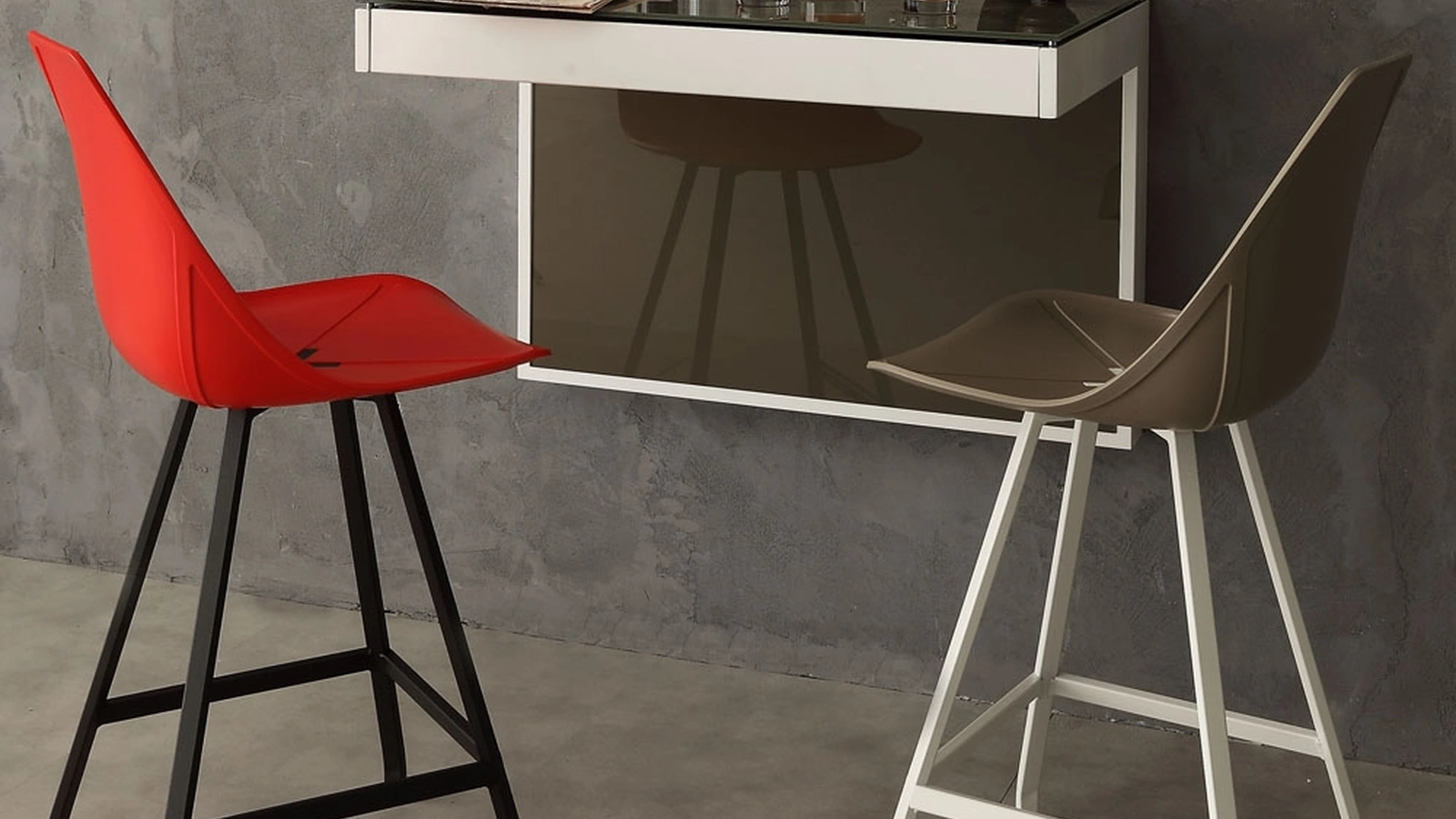 Sgabello in polipropilene e metallo Sam di Ponti Terenghi