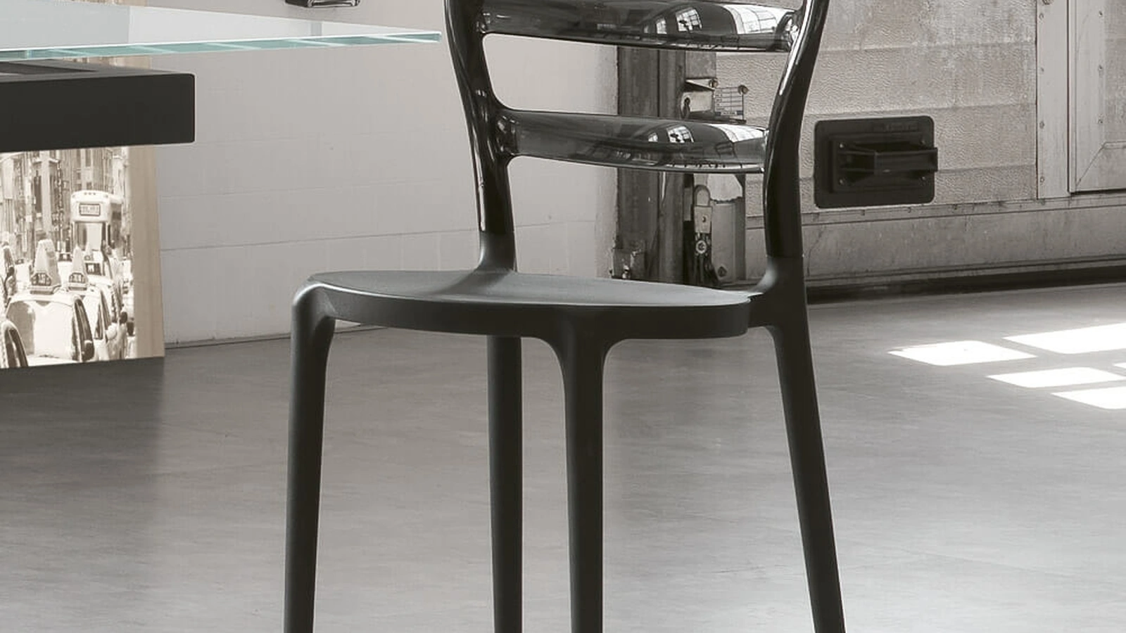 Sedia impilabile in polipropilene e policarbonato Lilly di Ponti Terenghi