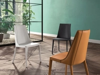 Sedia completamente rivestita in cuoio Loren di Ozzio