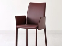 Sedia Giselle in ecopelle con braccioli di Sedie Brianza