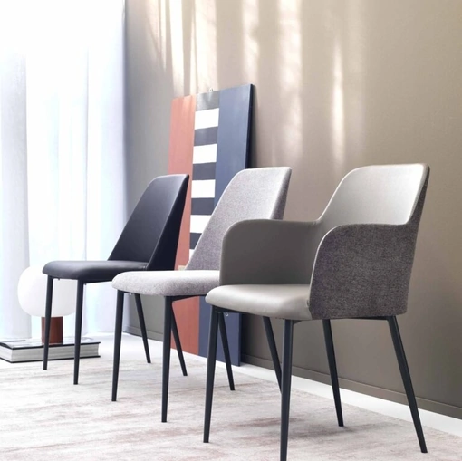 Sedia con o senza braccioli Vera in tessuto o in tessuto e pelle di Sedie Brianza