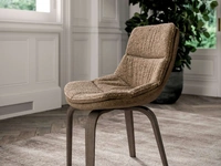 Sedia imbottita in tessuto trapuntato con gambe in legno Selena di Ozzio