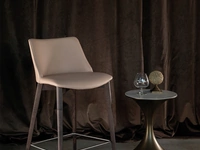 Sgabello Agata con seduta in pelle e struttura in legno di Tonin Casa