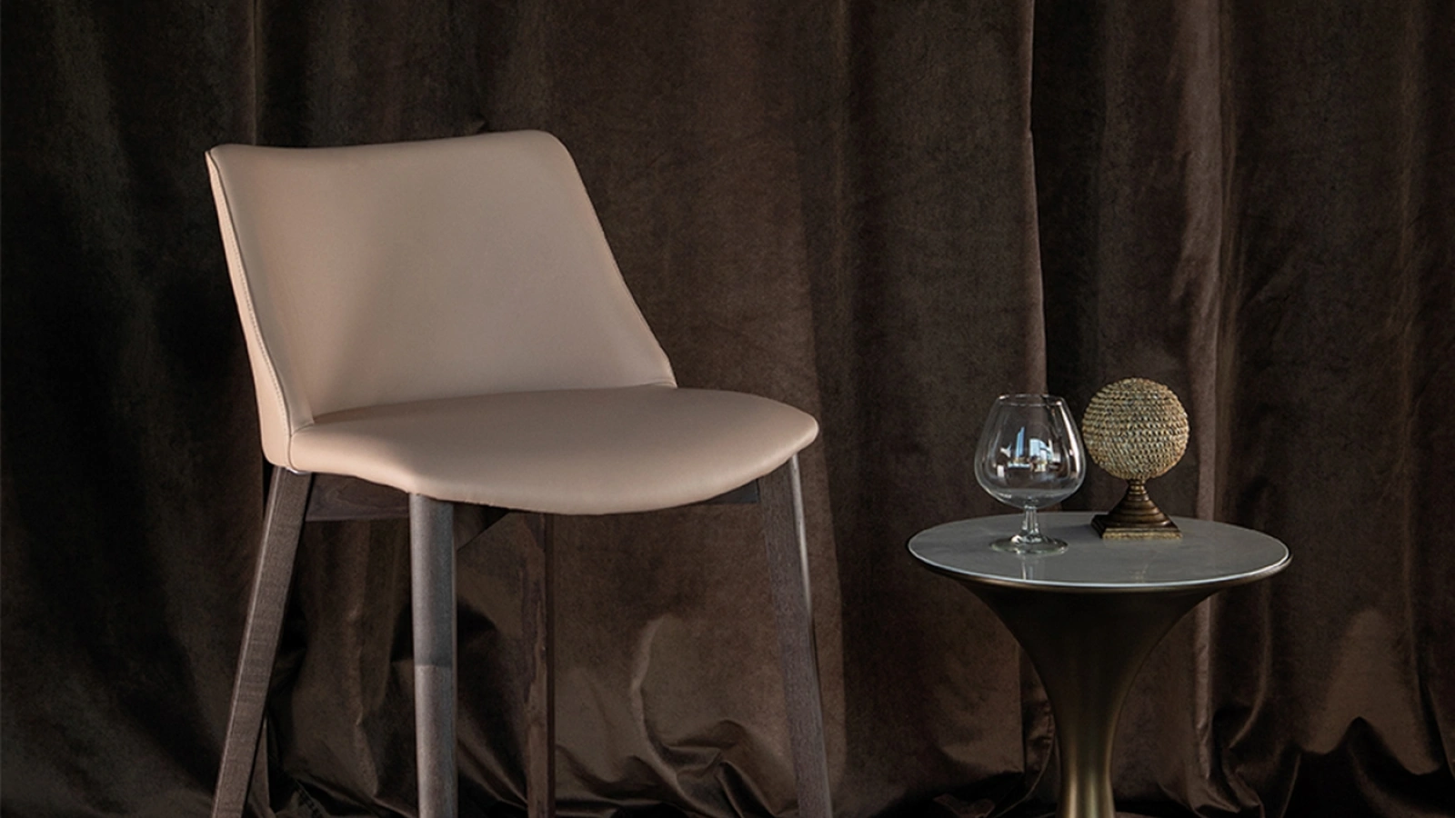 Sgabello Agata con seduta in pelle e struttura in legno di Tonin Casa