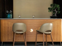 Sgabello Beetle con seduta in pelle e struttura in legno di Tonin Casa