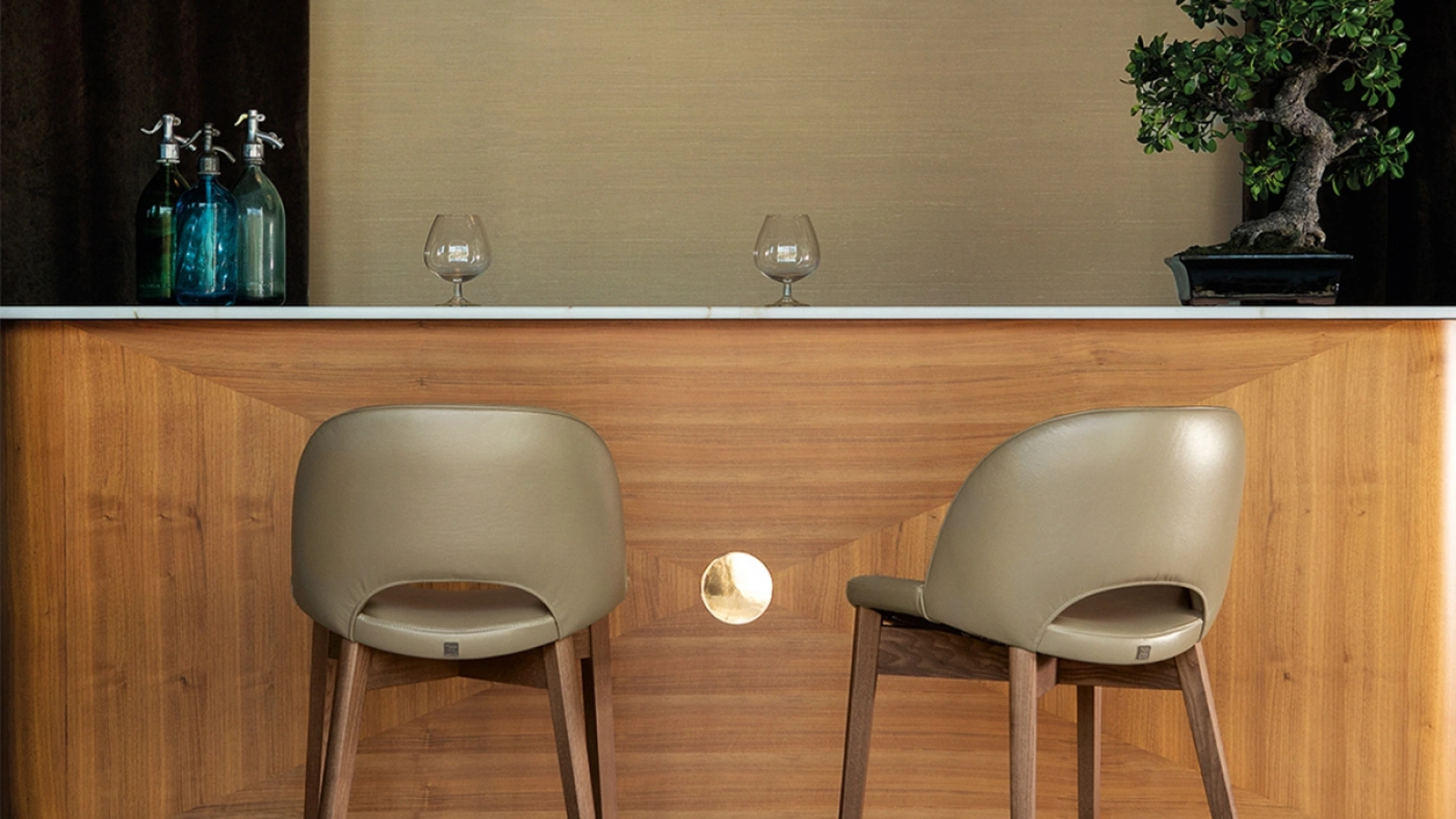 Sgabello Beetle con seduta in pelle e struttura in legno di Tonin Casa