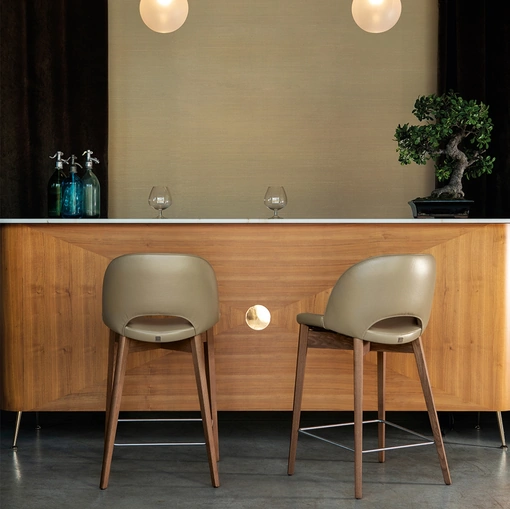 Sgabello Beetle con seduta in pelle e struttura in legno di Tonin Casa