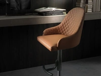 Sgabello con seduta rivestita in pelle con interno trapuntato e basamento in metallo Brando di Ozzio