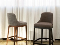 Sgabello Cleo in legno e tessuto di Tonin Casa