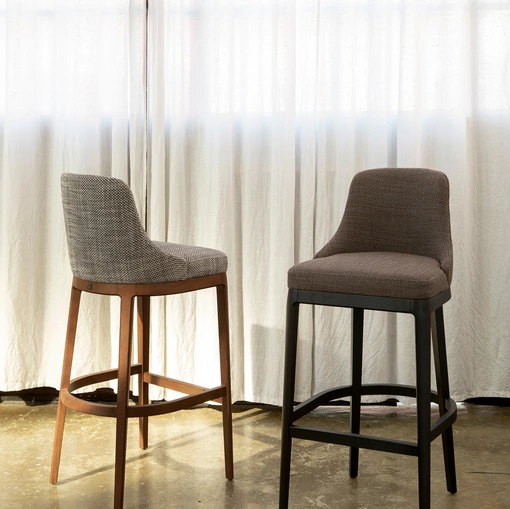 Sgabello Cleo in legno e tessuto di Tonin Casa