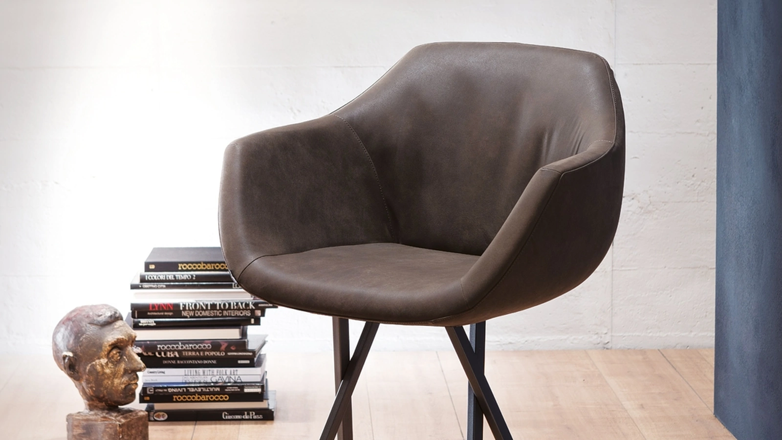 Sgabello fisso con basamento in metallo e seduta rivestita in pelle Dumbo di Ozzio