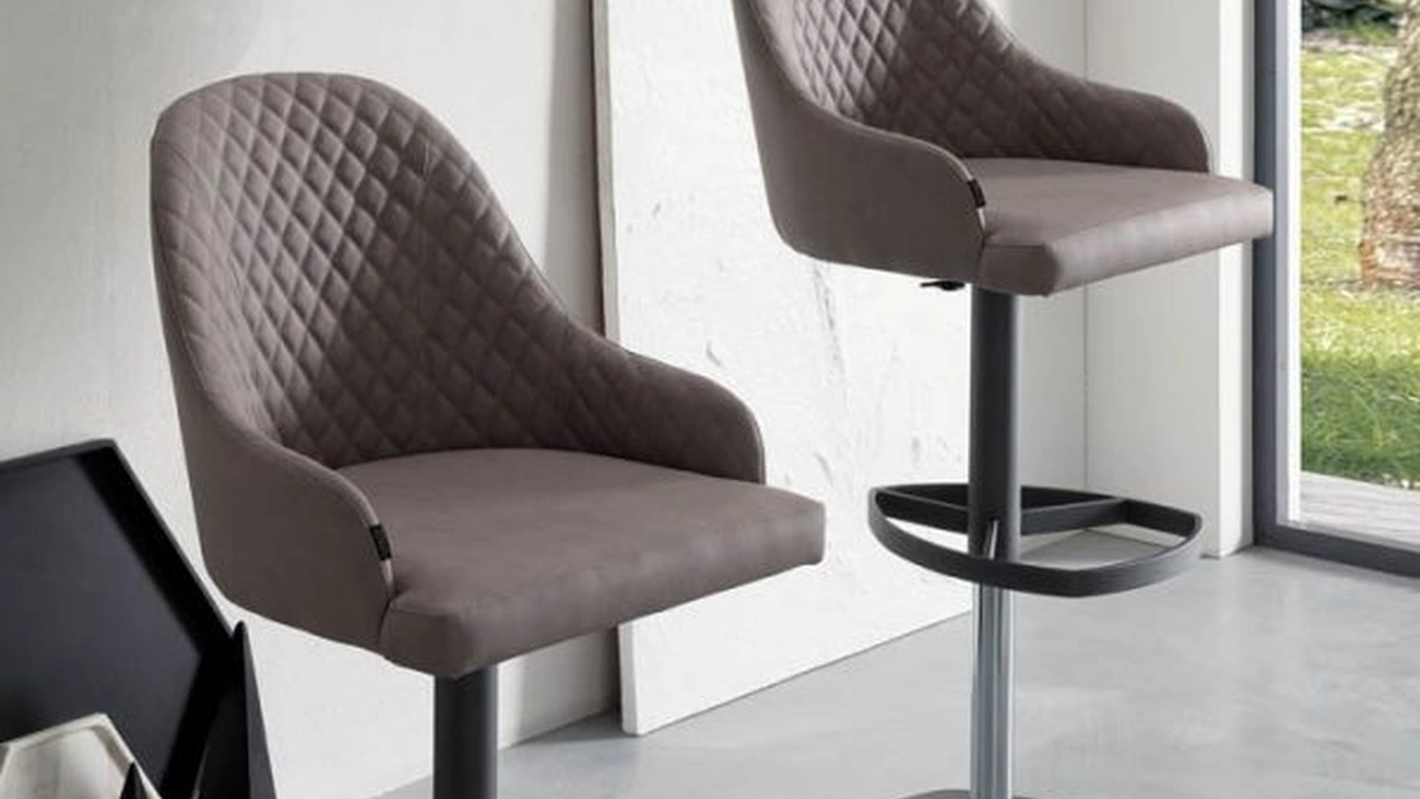 Sgabello con alzata a gas, basamento in metallo e seduta rivestita in ecopelle nabuk con interno trapuntato Dylan di Ozzio