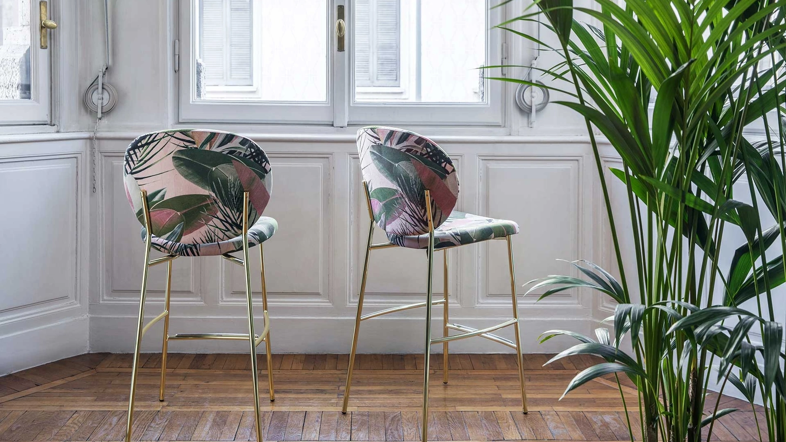 Sgabello in tessuto fantasia con struttura in metallo finitura ottone Inès di Calligaris