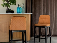 Sgabello Mivida Élite con seduta in ecopelle e schienale trapuntato a rombi di Tonin Casa