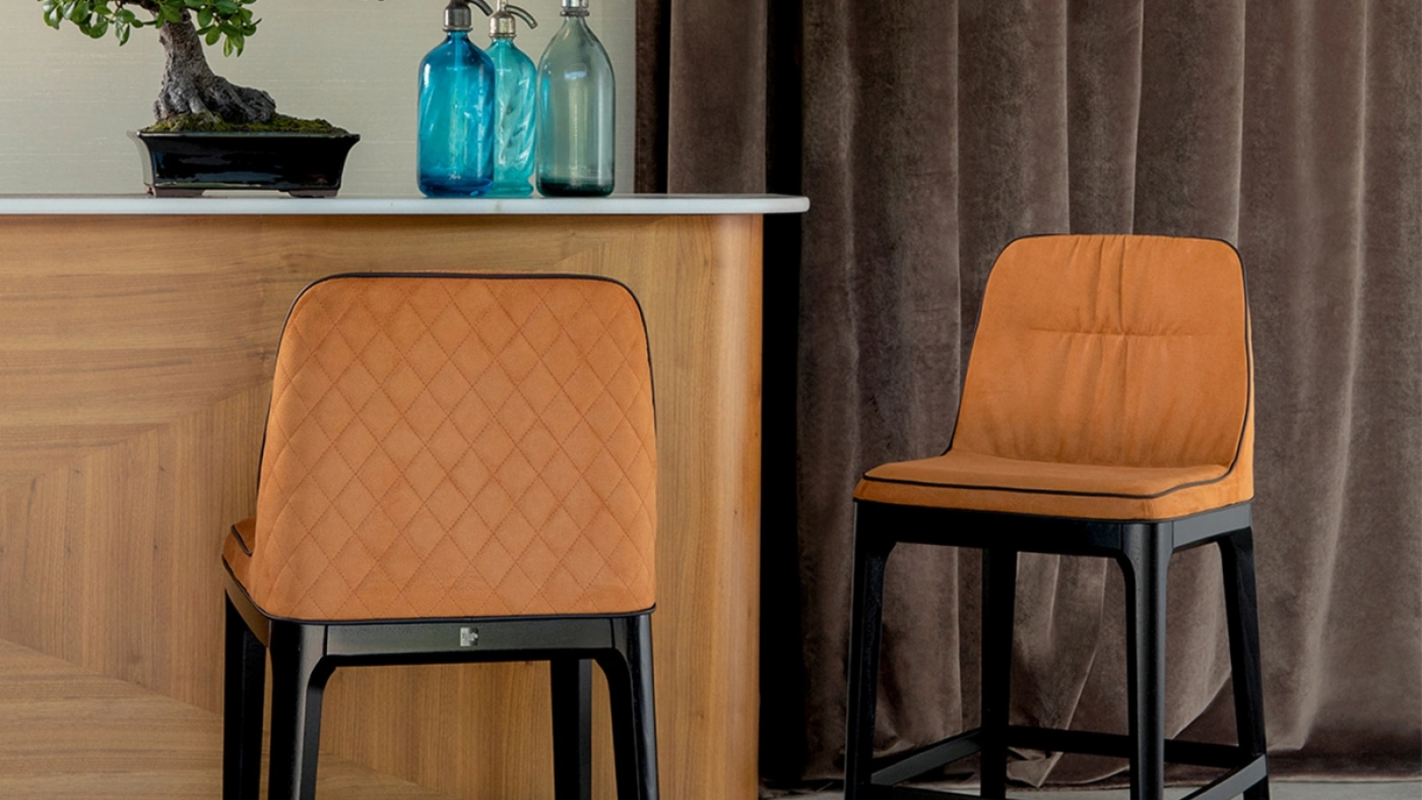 Sgabello Mivida Élite con seduta in ecopelle e schienale trapuntato a rombi di Tonin Casa