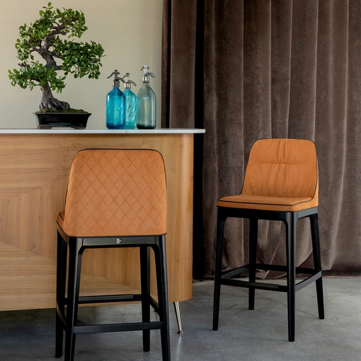 Sgabello Mivida Élite con seduta in ecopelle e schienale trapuntato a rombi di Tonin Casa