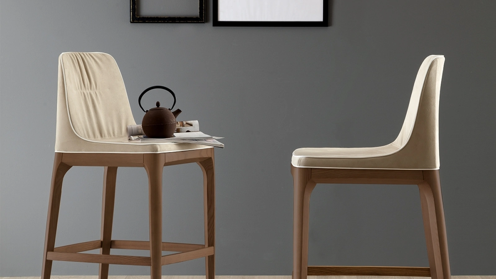 Sgabello Mivida in ecopelle con struttura in legno di Tonin Casa