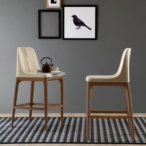 Sgabello Mivida in ecopelle con struttura in legno di Tonin Casa