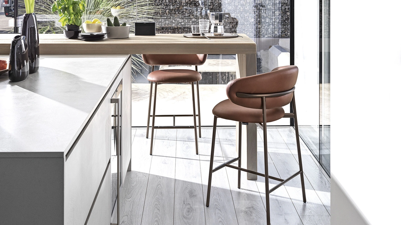 Sgabello in ecopelle con struttura in metallo Oleandro di Calligaris