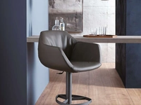 Sgabello con alzata a gas Piquet con seduta in pelle imbottita di Ozzio