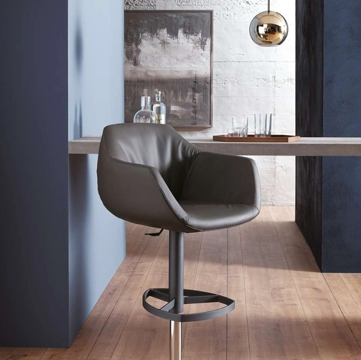 Sgabello con alzata a gas Piquet con seduta in pelle imbottita di Ozzio