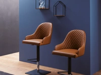 Sgabello con basamento in metallo e seduta rivestita in pelle con interno trapuntato Prometeo di Ozzio