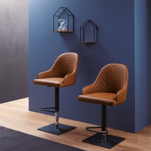 Sgabello con basamento in metallo e seduta rivestita in pelle con interno trapuntato Prometeo di Ozzio