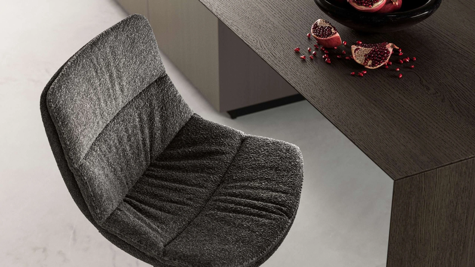 Sgabello in tessuto Roy di Ozzio