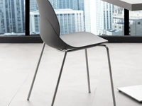 Sedia impilabile Shell Metal in polipropilene e metallo cromato di La Seggiola