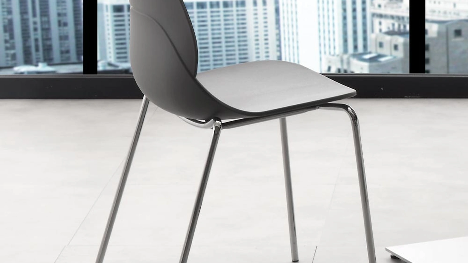 Sedia impilabile Shell Metal in polipropilene e metallo cromato di La Seggiola