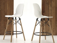 Sgabello Shell Stool in polipropilene con struttura in massello di Faggio tinto naturale di La Seggiola