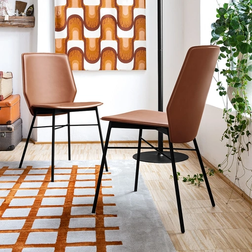 Sedia in cuoio con gambe in metallo Sibilla di Connubia